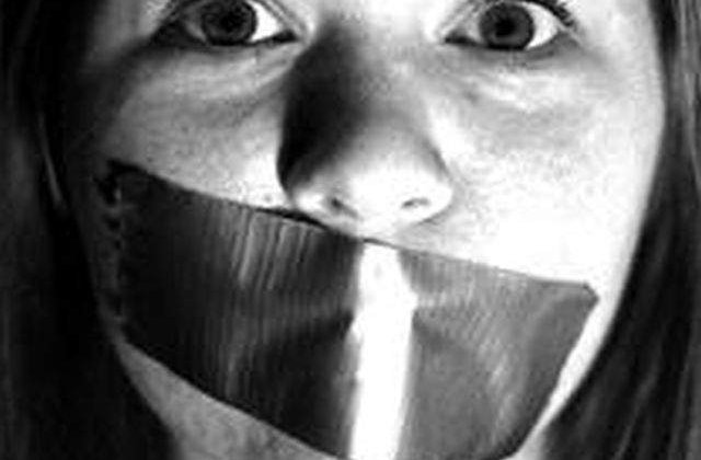 Abuzurile continua! Copii de gradinita, tinuti cu gurile lipite cu scotch