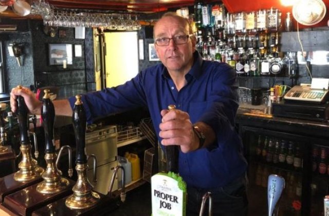 FOTO Proprietarul unui pub a instalat un gard electric în jurul barului pentru a face clienții să respecte distanțarea