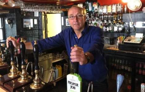 FOTO Gard electric în jurul unui bar pentru respectarea distanțării sociale