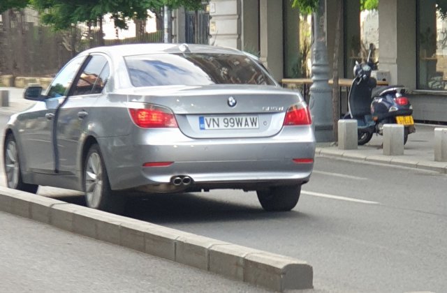 VIDEO A blocat banda a doua de pe Calea Victoriei 10 minute, ca să-și cumpere o cafea