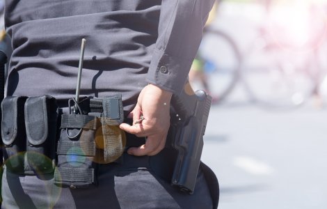 Împușcat mortal, după ce a înjunghiat un bărbat ce l-a rugat să poarte mască