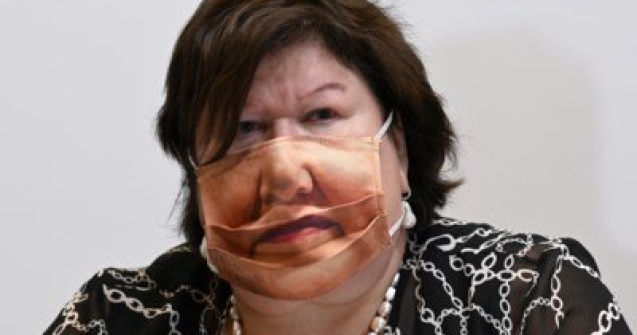 Apariție bizară a ministrului belgian al Sănătății: purta mască cu propria față