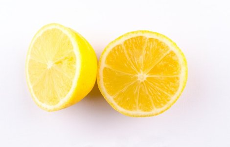 Uite cum o singură lămâie îți poate curăța cuptorul murdar