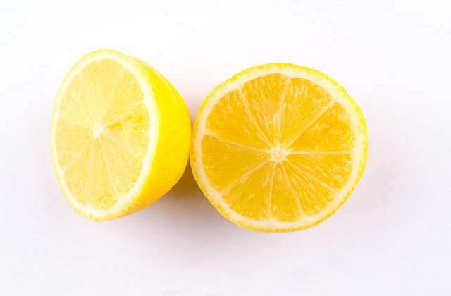 Uite cum o singură lăm&acirc;ie &icirc;ți poate curăța cuptorul murdar