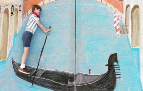 FOTO O fata de 14 ani a realizat peste 100 de desene pe asfalt în timpul carantinei