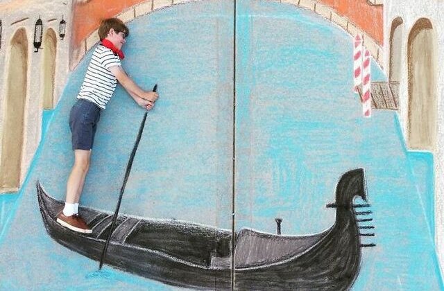 FOTO O fata de 14 ani a realizat peste 100 de desene pe asfalt &icirc;n timpul carantinei