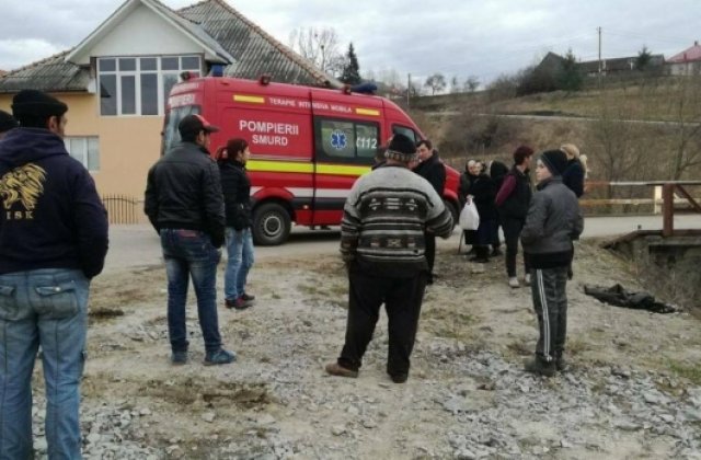 Bătr&acirc;n de 73 de ani, salvat dintr-un rău după 6 ore. Rămăsese blocat cu piciorul sub o piatră