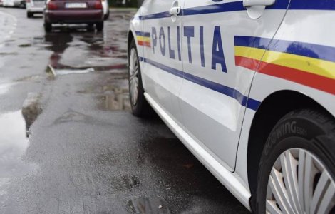 Un adolescent de 16 ani a intrat cu automobilul într-o mașină de poliție