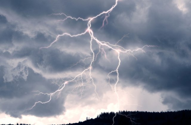 Cod PORTOCALIU și GALBEN de instabilitate atmosferică. Care sunt județele vizate