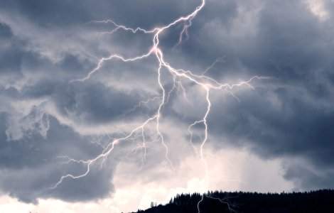 Cod PORTOCALIU și GALBEN de instabilitate atmosferică. Care sunt județele vizate