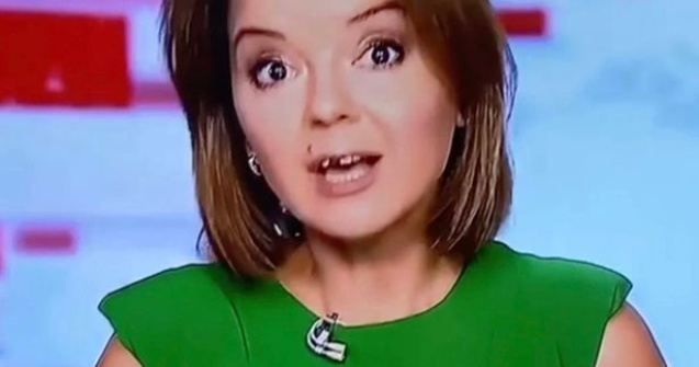 O prezentatoare TV a rămas fără dintele din față în timpul unei emisiuni live