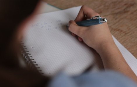 Șefă de promoție rămasă fără diplomă de bac pentru că a dat la copiat