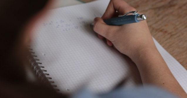 Șefă de promoție rămasă fără diplomă de bac pentru că a dat la copiat