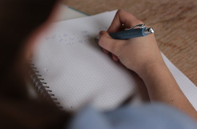 Șefă de promoție rămasă fără diplomă de bac pentru că a dat la copiat. Reacția unui prorector