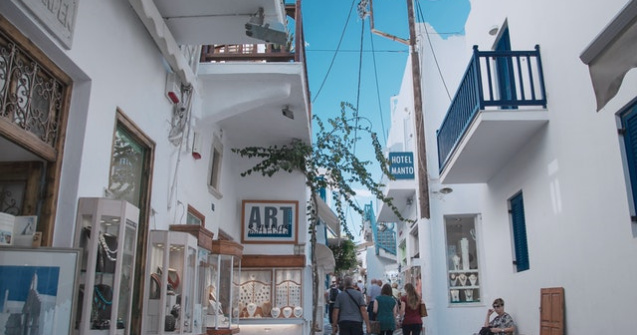 Un român depistat cu COVID în Grecia spune că a fost lăsat să se plimbe în voie