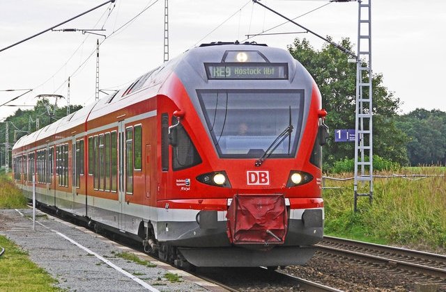 Scandal în tren. O călătoare s-a luat la ceartă cu polițiștii pentru că a refuzat să poarte mască