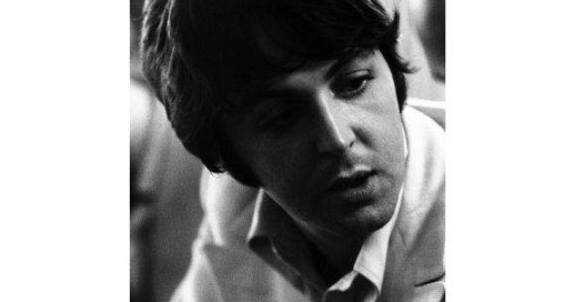 Un eseu dedicat de Paul McCartney Reginei Elisabeta, descoperit la Liverpool