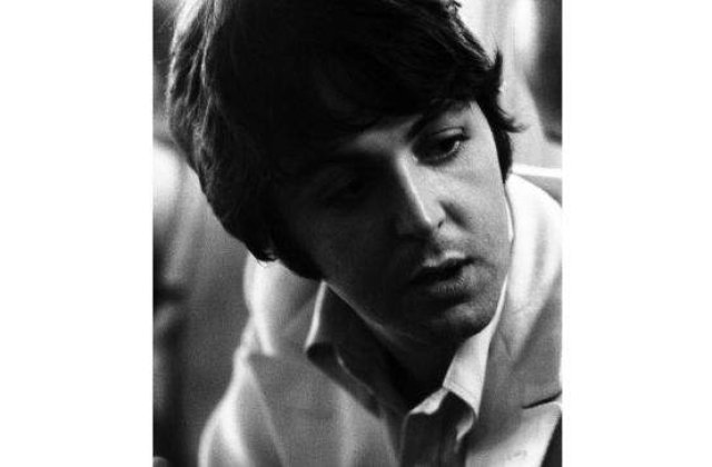 Un eseu dedicat de Paul McCartney Reginei Elisabeta, descoperit la Liverpool