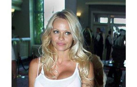 VIDEO: Pamela Anderson, aproape goala pe podiumul unei prezentari de moda