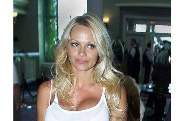 VIDEO: Pamela Anderson, aproape goala pe podiumul unei prezentari de moda