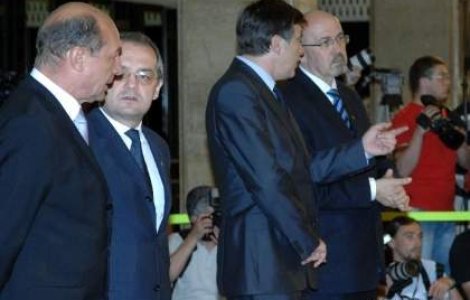 Antonescu cere demisia intregului Guvern, Marko "vrea liniste si pace" pana la prezidentiale