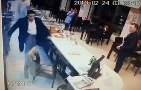  Video  Angajatii unui fast-food din Constanta, atacati cu un cutit