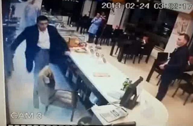 [VIDEO] Barbat cautat dupa ce i-a atacat cu un cutit pe angajatii unui fast-food din Constanta