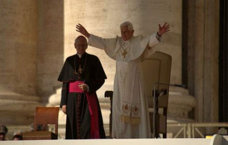 Ultima aparitie a Papei Benedict XVI: Piata Sf. Petru, plina