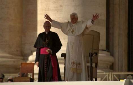 Ultima aparitie a Papei Benedict XVI: Piata Sf. Petru, plina