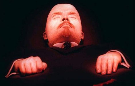  Video  Moscova: Statuia din ceara a lui Lenin care RESPIRA