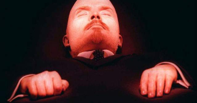  Video  Se intampla in Moscova: Statuia din ceara a lui Lenin care RESPIRA