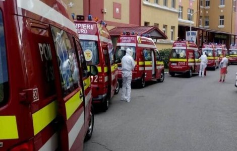 FOTO Coadă de ambulanțe cu bolnavi infectați cu COVID la Matei Balș
