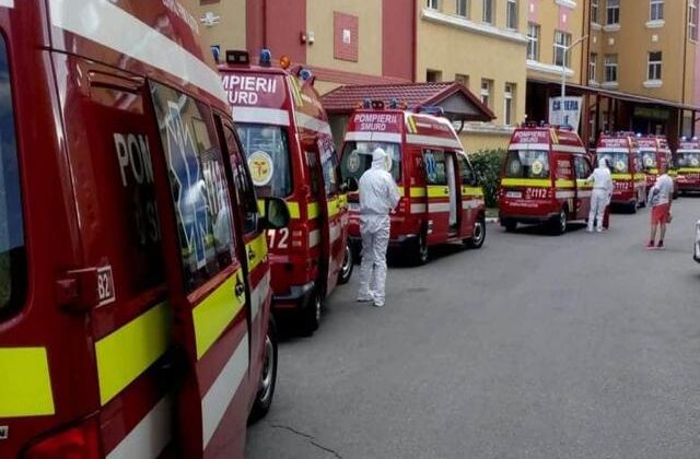 FOTO Coadă de ambulanțe cu bolnavi infectați cu COVID la Matei Balș