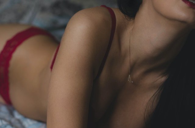 VIDEO Cuplu care făcea amor într-un tufiș, bătut cu scândura de o pensionară