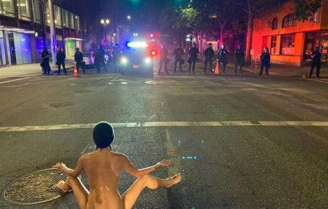 FOTO O tânără s-a dezbrăcat complet și a făcut yoga la un protest, chiar în fața polițiștilor
