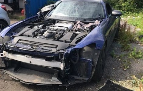 Și-a lăsat mașina de lux într-o parcare plătită și a găsit-o dezmembrată