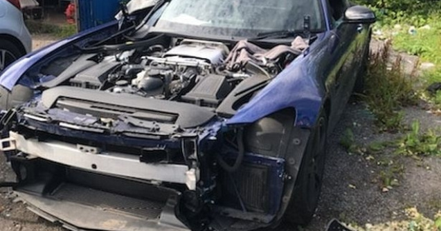 Și-a lăsat mașina de lux într-o parcare plătită și a găsit-o dezmembrată