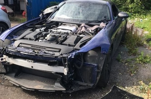 Și-a lăsat mașina de lux într-o parcare plătită și păzită, dar a găsit-o dezmembrată