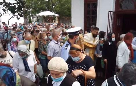 Zeci de oameni s-au îmbulzit pentru pachete la o biserică din Pitești
