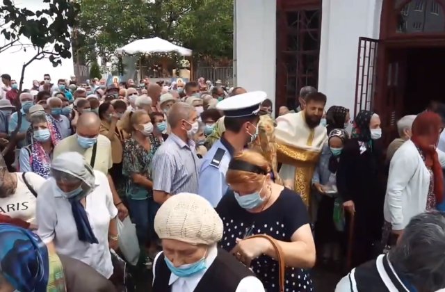 Zeci de oameni s-au &icirc;mbulzit pentru pachete la o biserică din Pitești. Un preot a leșinat