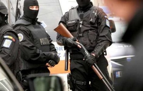 Cântăreți de manele, tâlhăriți după cântări de membri ai clanului Duduianu