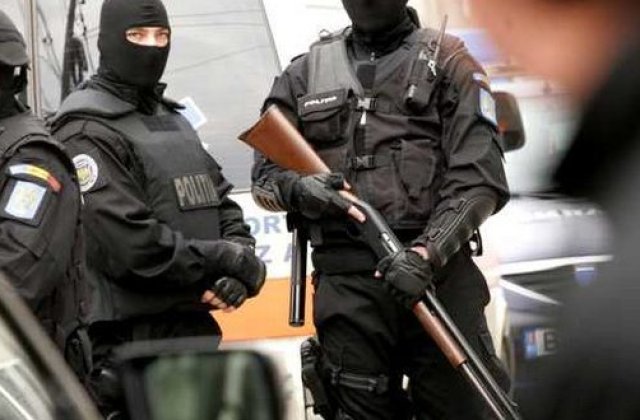 Cântăreți de manele, tâlhăriți după cântări de membri ai clanului Duduianu