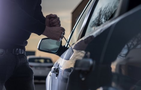 Doi tineri din Târgu-Jiu au spart o mașină pentru a fura 7 lei