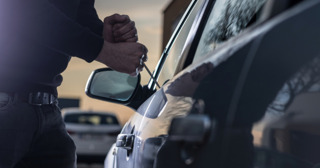 Doi tineri din Târgu-Jiu au spart o mașină pentru a fura 7 lei