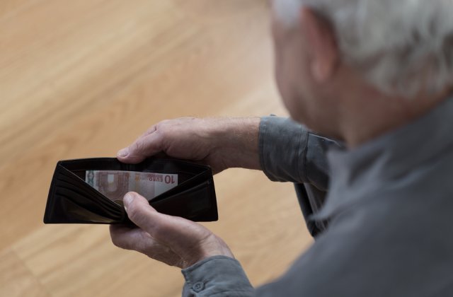 Nouă bărbați au fost reținuți pentru că tâlhăreau, şantajau şi intimidau persoane vârstnice