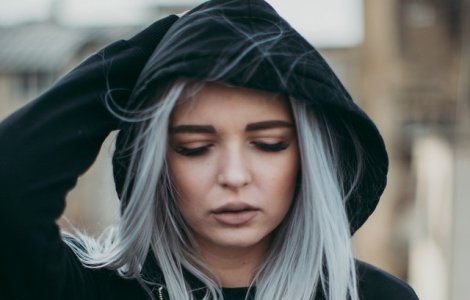 10 femei care ne demonstrează că parul gri poate fi fabulos