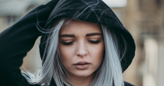 10 femei care ne demonstrează că parul gri poate fi fabulos