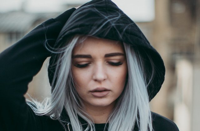 10 femei care ne demonstrează că parul gri poate fi fabulos