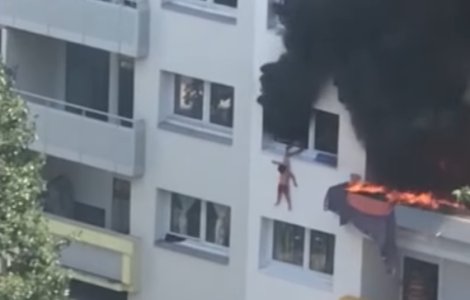 VIDEO Doi copii au sărit de la etajul trei pentru a scăpa de un incendiu. Băieții au fost prinși în brațe de trecători
