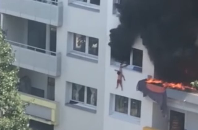 VIDEO Doi copii au sărit de la etajul trei pentru a scăpa de un incendiu. Băieții au fost prinși &icirc;n brațe de trecători